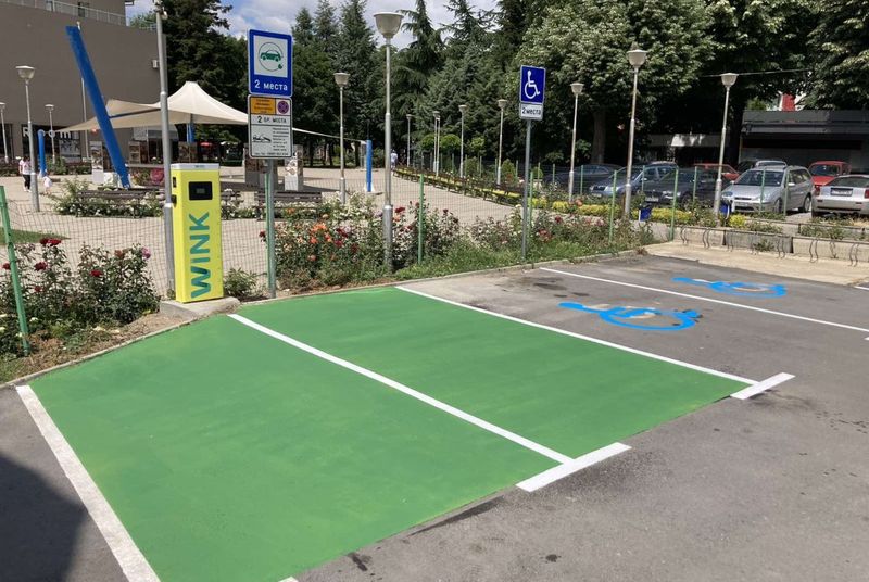 В Казанлък заработи първата публична зарядна станция за електромобили