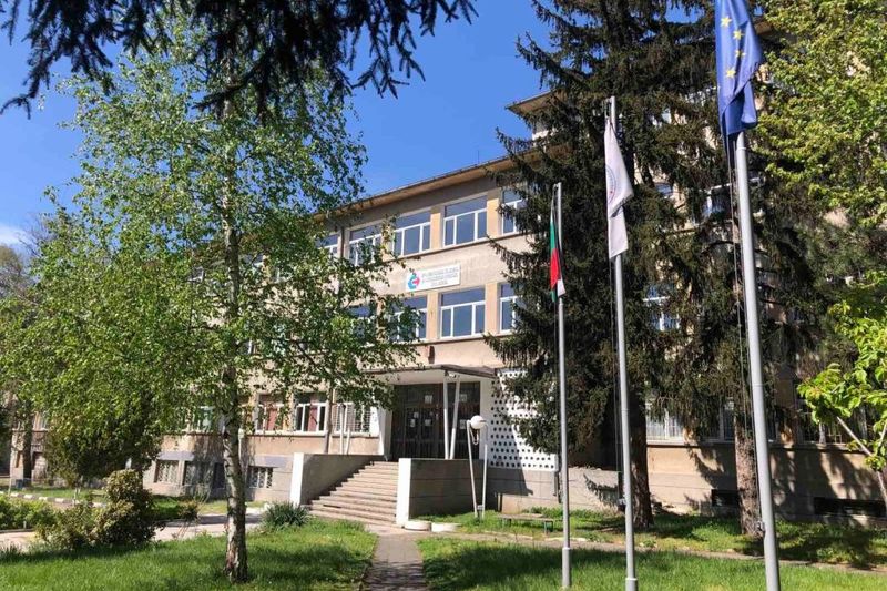 Електрохолд оборудва учебен кабинет по електротехника в професионална гимназия в Плевен