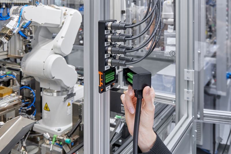 Нови разпределителни кутии M12 с бързо push-pull заключване на Phoenix Contact