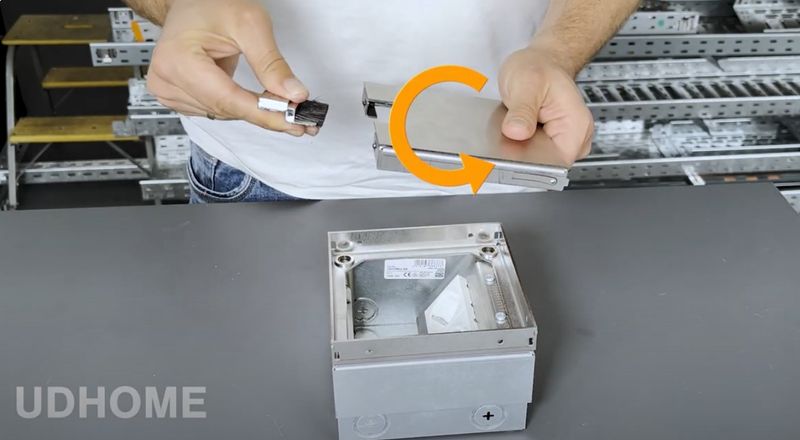 ОБО Беттерманн пусна в Европа вариант на UDHOME2 с кабелен отвор с четка